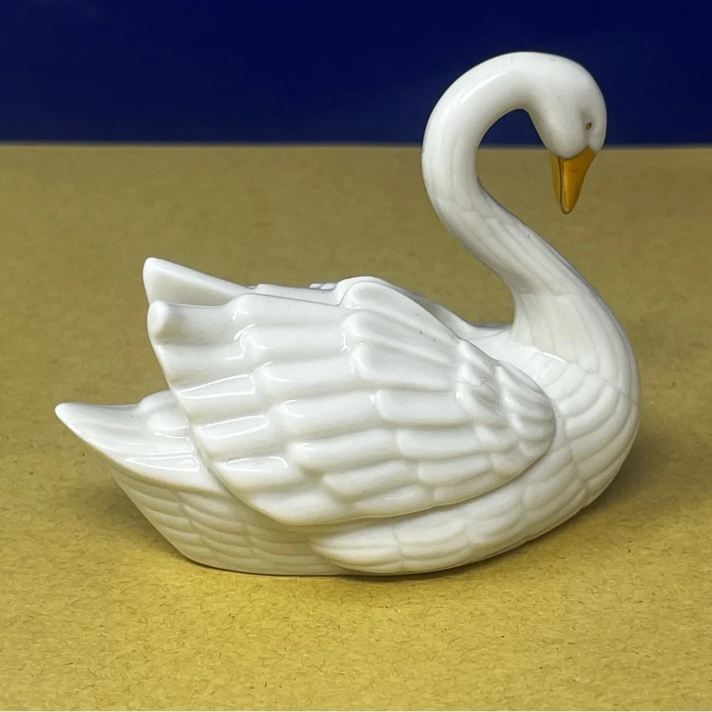 Lenox Porcelain 3” Swan Wedding cake topper/place setting holder 24k gold beak - Picture 7 of 10